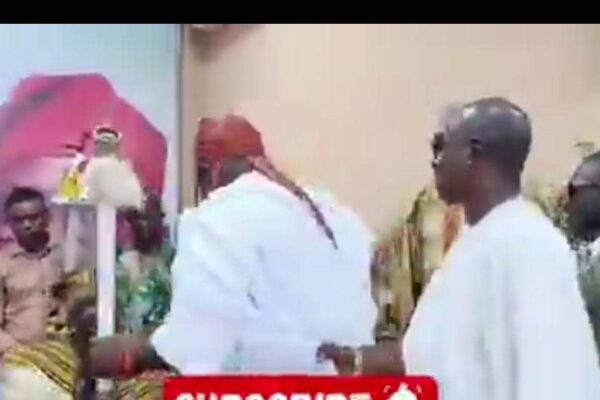 TRENDING VIDEO: Moment Alaafin Refused To Stand Up To Greet Ooni In Ibadan