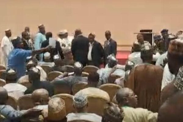 BREAKING: Chaos Erupts As Delegates Disrupt Atiku, Obi Coalition Meeting (Video)