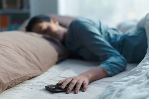 Don’t Sleep With Your Phone Under Your Pillow, Tech Expert Warns
