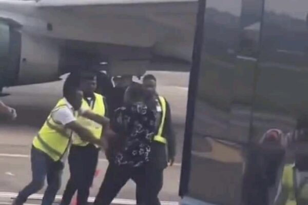 VIDEO (KWAM3): Enugu Air Officials Deplane Passenger