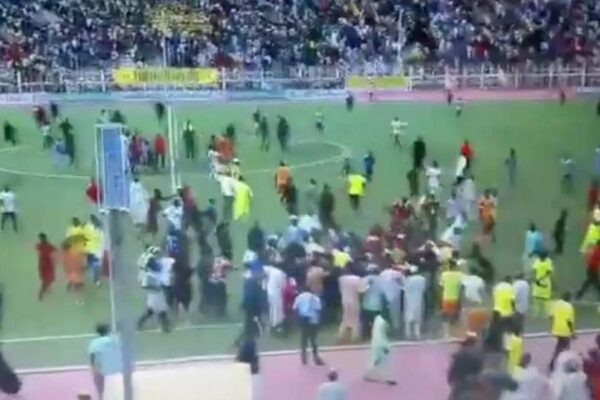 VIDEO: Kano Pillars Fans Attack Referee, Shooting Stars Players, Officials After Late Equaliser In Kano NPFL Match