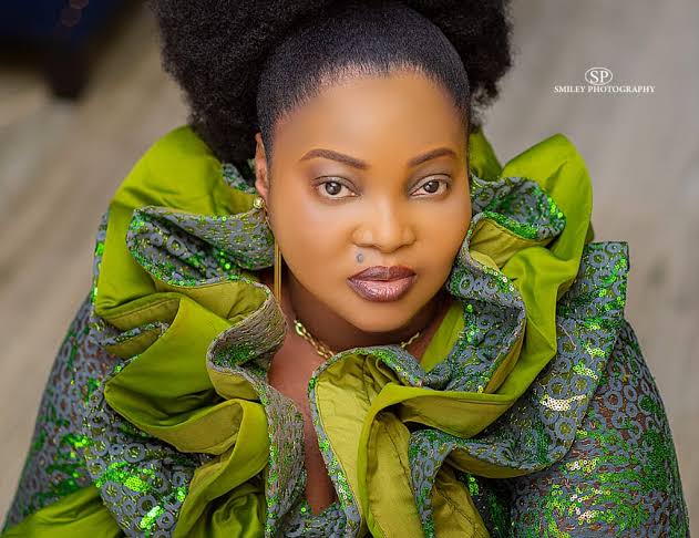 VIDEO: Gospel Singer Busola Oke ‘Eleyele’ Breaks Down During Live Session